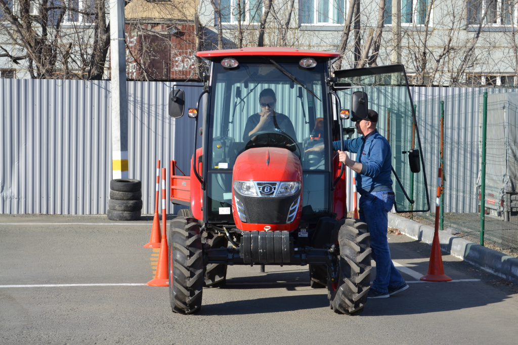 учиться водить трактор, права на трактор, как водить трактор, курсы тракториста